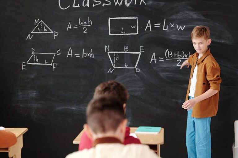 אסטרטגיות לעידוד ילדים ללמד צעירים מהם: כלי לחיזוק ידע עצמי